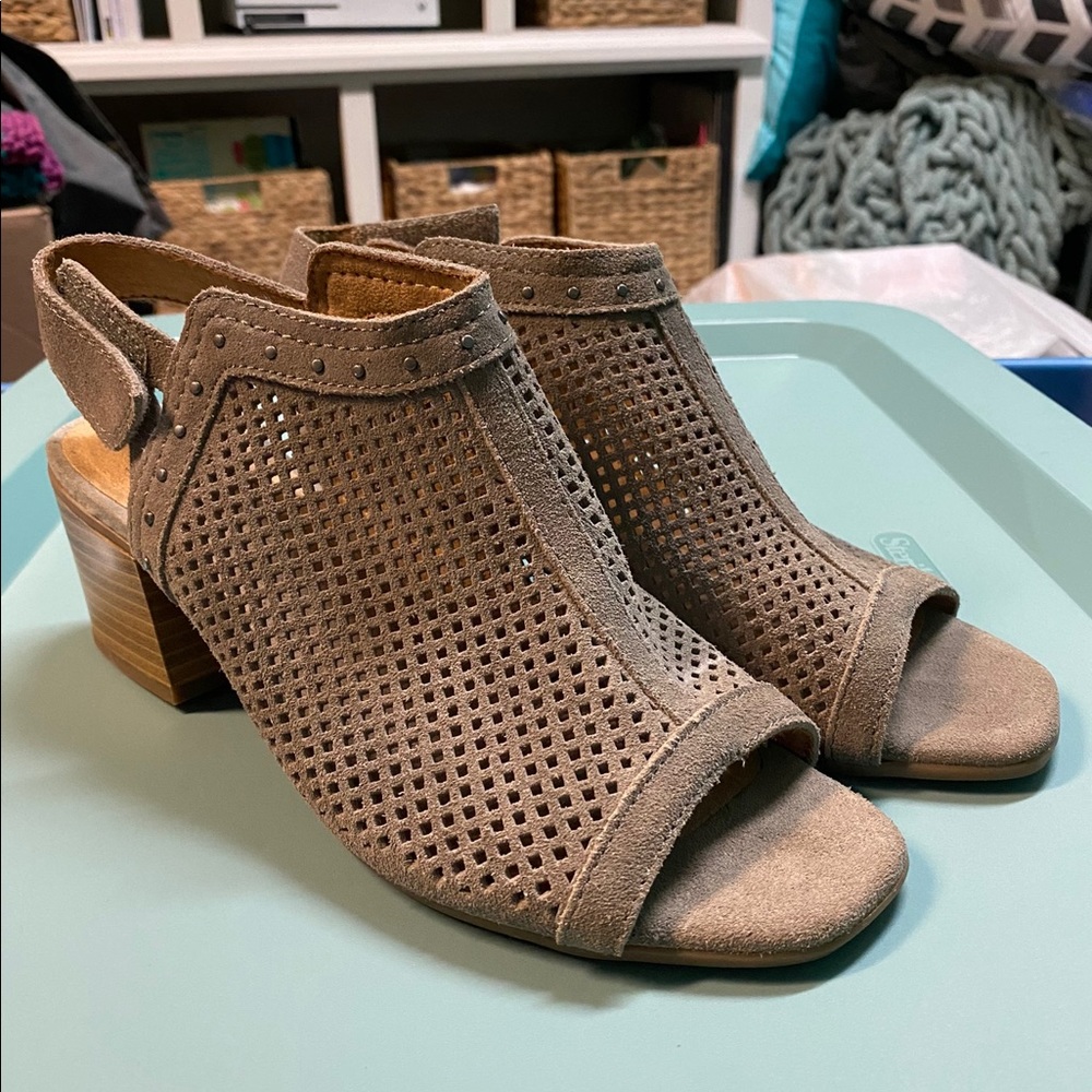 Women’s heeled sandals